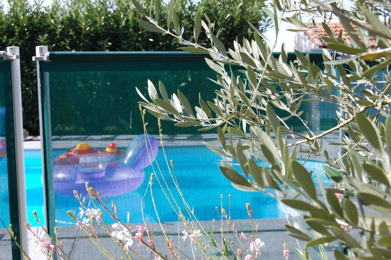 Le Comptoir Des Ecoliers Panzió Gémozac Kültér fotó